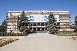 В Ізюмі відновлюють адмінбудівлю, яку підпалили росіяни під час відступу