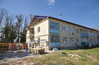 У селі Нова Гусарівка відновлюють будинок, пошкоджений від російських обстрілів