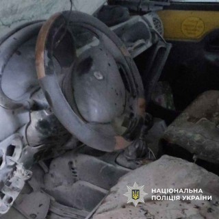 Ворожий дрон атакував цивільну автівку в Пісках-Радьківських