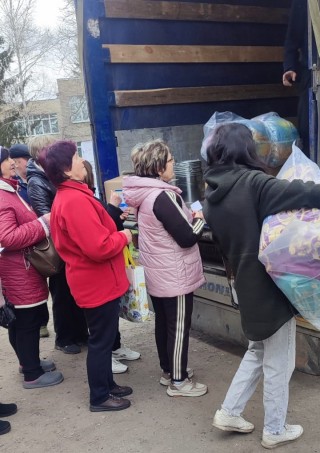 30 березня ВПО з Борівщини отримали гуманітарну допомогу в місті Ізюм